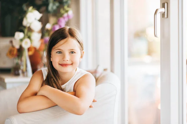 Schattig Klein Meisje Zittend Een Witte Stoel Naast Venster Thuis — Stockfoto