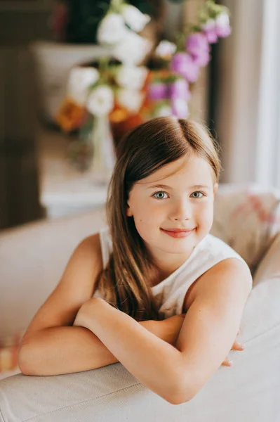 Aranyos Kis Lány Egy Fehér Széket Mellett Ablak Otthon — Stock Fotó