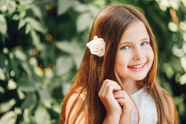 Retrato Aire Libre Niña Adorable Con Flor Rosa Blanca — Foto de Stock