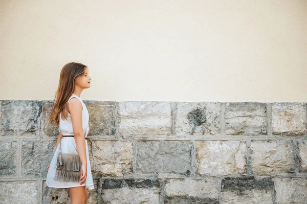 Εξωτερική Πορτρέτο Του Αξιολάτρευτο Preteen Κορίτσι Φορώντας Λευκό Καλοκαιρινό Φόρεμα — Φωτογραφία Αρχείου