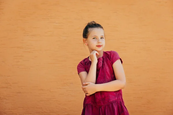 Retrato Livre Adorável Menina Pré Adolescente Usando Vestido Verão Rosa — Fotografia de Stock