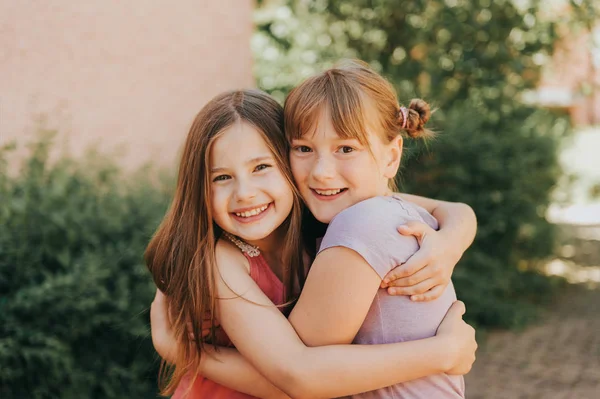 Birbirlerine Sarılma Iki Sevimli Çocuk Kız Portresi Yaz — Stok fotoğraf