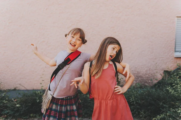 Dvě Vtipné Dívky Dělat Grimasy Hloupé Školačky Hrát Spolu Škole — Stock fotografie