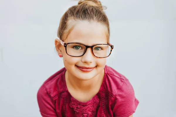 Outdoor Portrait Adorable Kid Girl Wearing Glasses — Stock Photo, Image