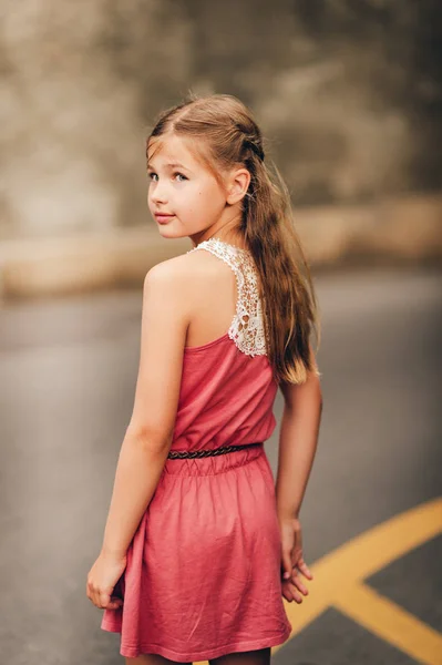 Retrato Livre Menina Bonita Usando Vestido Verão — Fotografia de Stock