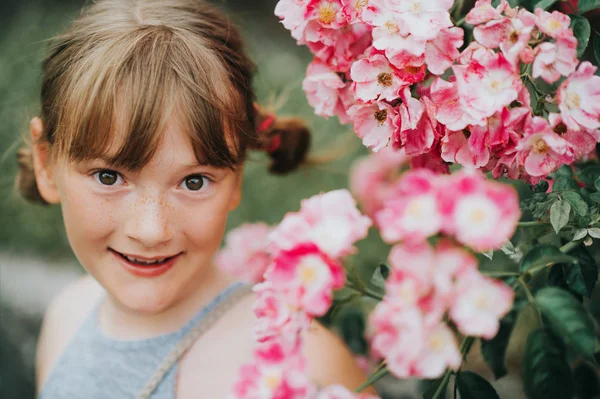 Närbild Porträtt Funny Kid Flicka Med Fräknar Vilar Sommarträdgård — Stockfoto