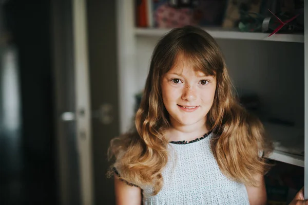 Kıvırcık Saçlı Çilli Yüzünde Sevimli Çocuk Kızla Kapalı Portresi — Stok fotoğraf