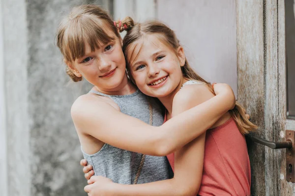 Zomer Portret Van Twee Schattige Jongen Meisjes Elkaar Knuffelen — Stockfoto