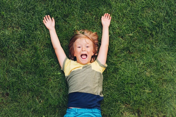 Criança Feliz Divertindo Livre Miúdo Brincar Parque Verão Menino Deitado — Fotografia de Stock