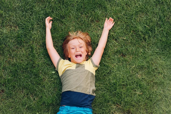 Šťastné Dítě Baví Venku Kluk Hraje Letním Parku Malý Chlapec — Stock fotografie