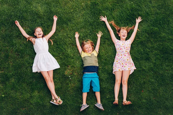 Bambini Felici Che Divertono All Aperto Bambini Che Giocano Nel — Foto Stock