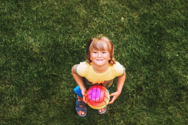 Küçük Çocuk Yeşil Çim Üstten Görünüm Dışında Topu Ile Oynarken — Stok fotoğraf