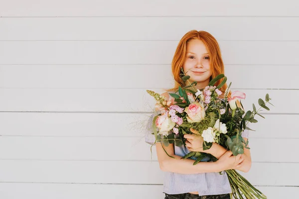 Nahaufnahme Porträt Von Entzückenden Roten Haaren Mädchen Mit Großen Blumenstrauß — Stockfoto