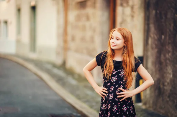 快乐的红发女孩的户外时尚肖像 — 图库照片