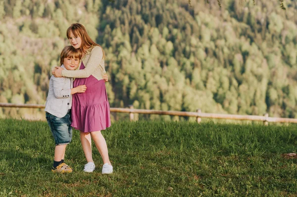 Dvě Děti Malý Chlapec Dívka Horách — Stock fotografie