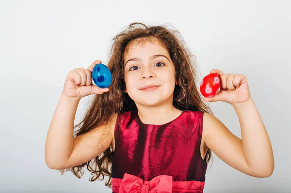 Estúdio Tiro Menina Criança Adorável Segurando Ovos Páscoa Coloridos — Fotografia de Stock