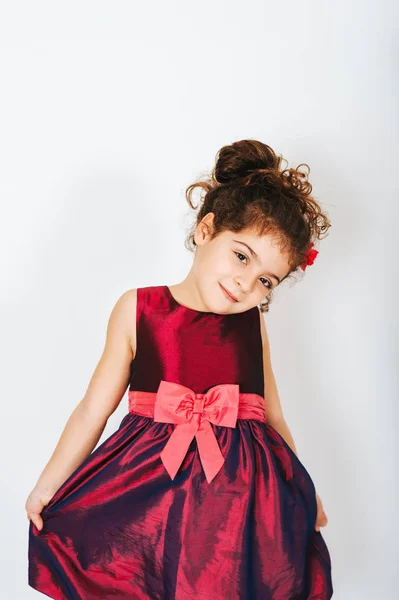 Yaşındaki Çocuk Kız Parti Giyen Kıvırcık Saçlı Stüdyo Çekim Elbise — Stok fotoğraf