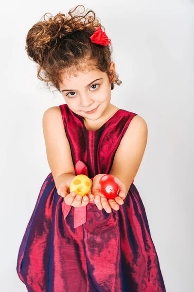 カラフルなイースターエッグを持ってかわいい子供女の子のスタジオ撮影 — ストック写真