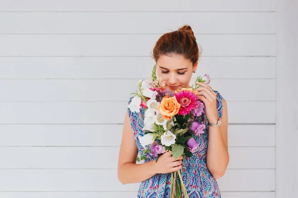 Porträtt Ung Vacker Flicka Med Blandade Blombukett — Stockfoto