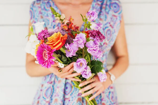 Ramo Simple Hermoso Flores Mixtas Sosteniendo Por Una Niña — Foto de Stock