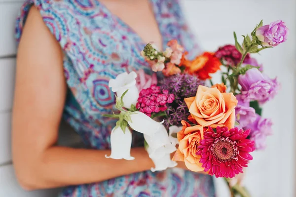 Ramo Simple Hermoso Flores Mixtas Sosteniendo Por Una Niña — Foto de Stock