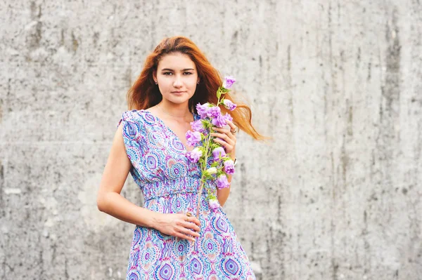 Ritratto All Aperto Giovane Bella Ragazza Con Capelli Rossi Che — Foto Stock