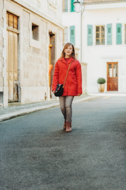 Sevimli genç kız davranıp kırmızı ceket, moda çocuklar için açık portresi