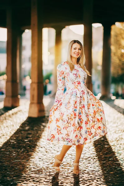 Güzel Bir Elbise Giyen Genç Sarışın Kadın Açık Portresi Vevey — Stok fotoğraf