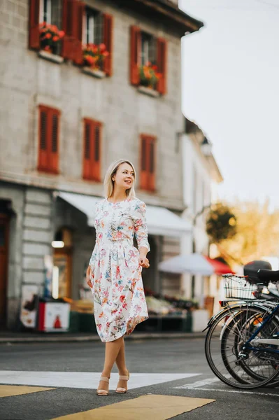 Outdoor Portret Van Jonge Blonde Vrouw Mooie Jurk Dragen Foto — Stockfoto