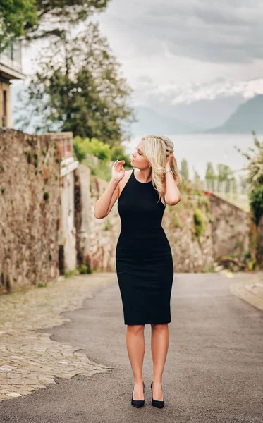 Retrato Aire Libre Una Joven Rubia Vestida Negro — Foto de Stock