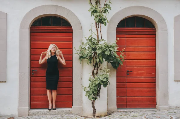 Outdoor Portret Van Jonge Blonde Vrouw Draagt Zwarte Jurk — Stockfoto