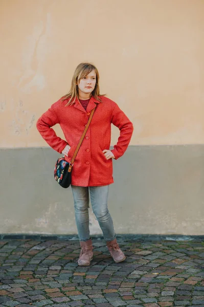 Sevimli Genç Kız Davranıp Kırmızı Ceket Moda Çocuklar Için Açık — Stok fotoğraf