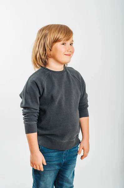 工作室拍摄的可爱的小男孩与长的金发 穿着黑色运动衫 — 图库照片