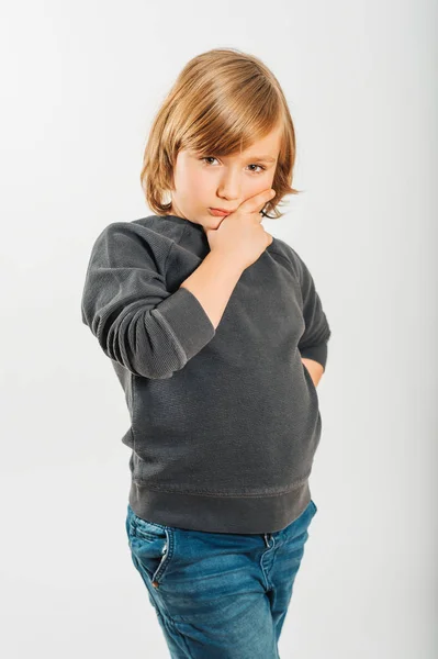 Estudio Niño Adorable Con Pelo Largo Rubio Con Sudadera Negra — Foto de Stock