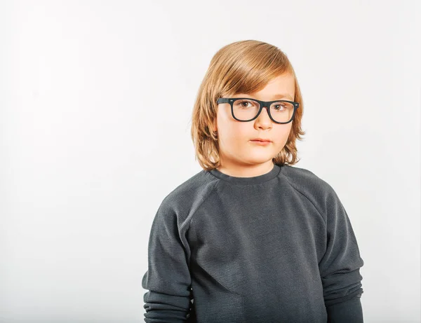 Studio Βολή Του Χαριτωμένο Μικρό Αγόρι Που Φορούν Γυαλιά — Φωτογραφία Αρχείου