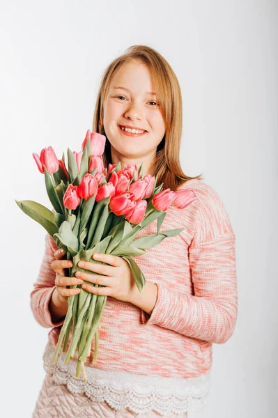 Studio Foto Van Leuk Preteen Meisje Dragen Van Trui Houden — Stockfoto