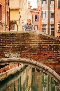 Venedik sokaklarında küçük bir kız. Çocuklu aile seyahat