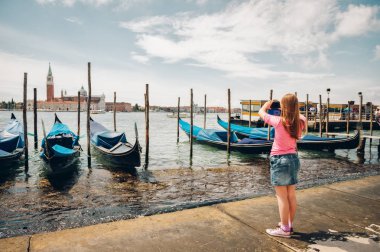 Venedik sokaklarında küçük bir kız. Çocuklu aile seyahat