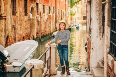 Venedik sokaklarında küçük bir kız. Çocuklu aile seyahat