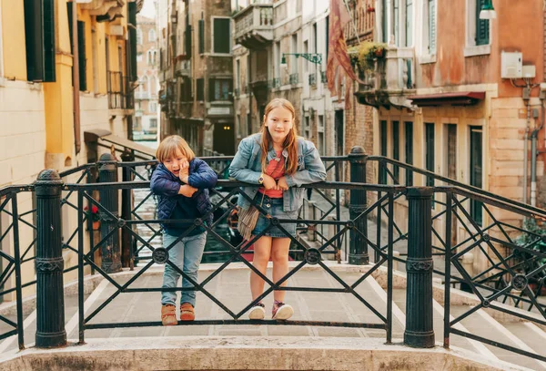 Due Bambini Che Giocano Sul Ponte Venezia Ragazzina Ragazzo Visita — Foto Stock