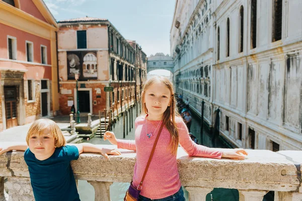 Двое Детей Играют Мосту Венеции Маленькая Девочка Мальчик Посещают Венецию — стоковое фото