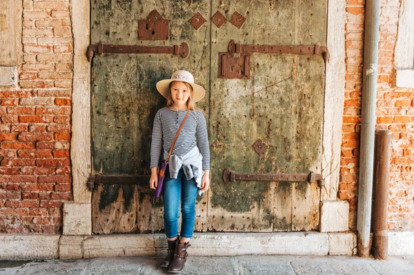 Portrait Extérieur Une Jolie Gamine Marchant Dans Vieilles Rues Italiennes — Photo