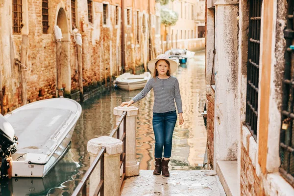 Bambina Che Gioca Strade Venezia Viaggio Famiglia Con Bambini — Foto Stock