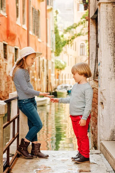 Dwójki Dzieci Moście Wenecji Małej Dziewczynki Chłopiec Wizyty Wenecji Włochy — Zdjęcie stockowe