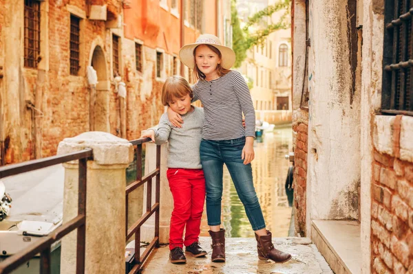 Due Bambini Che Giocano Sul Ponte Venezia Ragazzina Ragazzo Visita — Foto Stock
