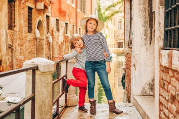 Twee Kinderen Spelen Brug Venetië Klein Meisje Jongen Een Bezoek — Stockfoto