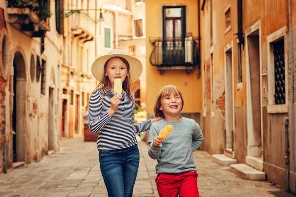 Двое Забавных Детей Прогуливающихся Старым Итальянским Улицам Семейный Молоток Детьми — стоковое фото