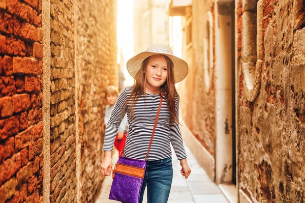 Ritratto All Aperto Graziosa Bambina Che Cammina Vecchie Strade Italiane — Foto Stock