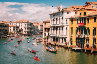 Venice, İtalya - 15 Mayıs 2016: Venedik gölünde kürek yarış. Düzenlenen Vogalonga yelkenli