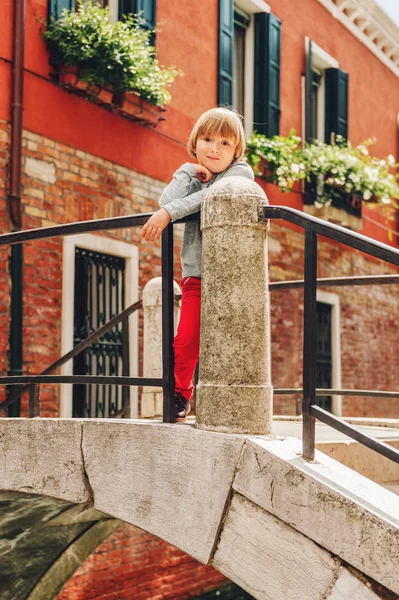 小男孩在威尼斯街头玩耍 家庭旅行与孩子 — 图库照片